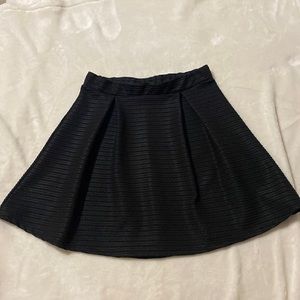 Faux-leather black textured skirt